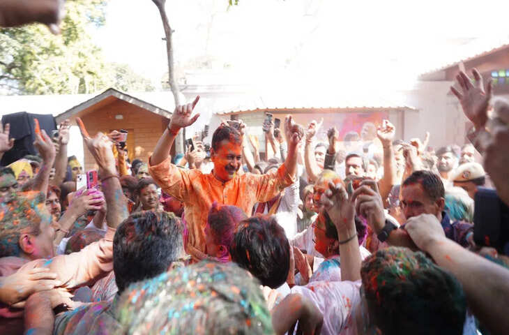 केजरीवाल और AAP नेताओं ने मनीष सिसोदिया के घर &lsquo;कट्टर ईमानदार होली&rsquo; मनाई