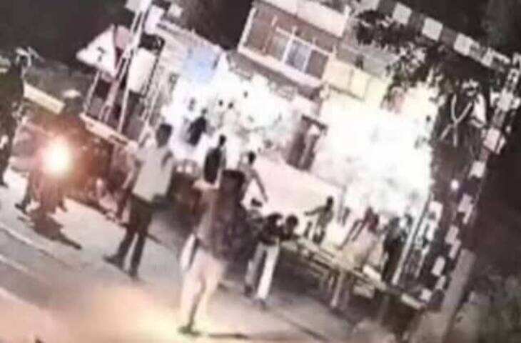 कानपुर में ट्रेन से कटकर 2 युवकों की मौत: रेलवे क्रॉसिंग पार करते समय हुआ हादसा, करीब 100 मीटर तक ट्रेन के साथ घिसटते गए; वीडियो सामने आया