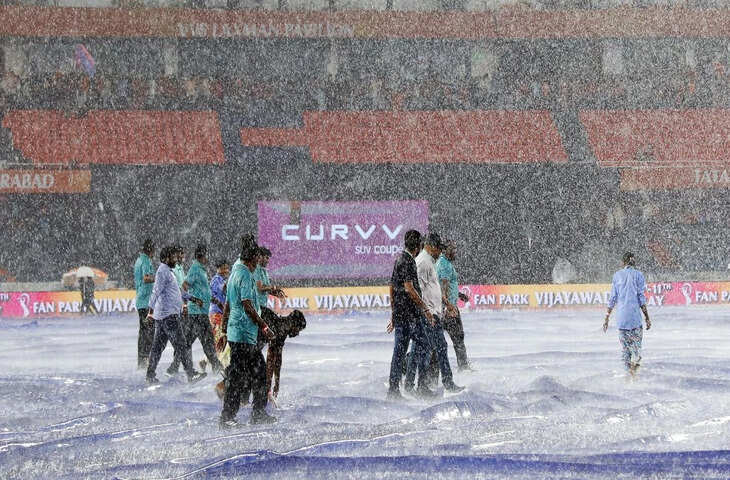 हैदराबाद की प्लेऑफ उम्मीदों पर पानी फिरा, वीडियो में देखें बारिश के कारण बेनतीजा रहा मैच