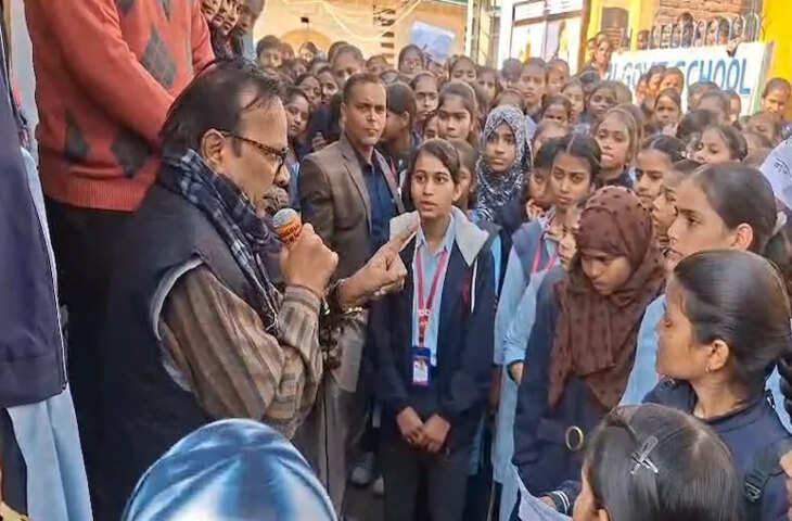 धौलपुर में शिक्षा विभाग की दबंगई, विरोध कर रहीं छात्राओं से कर्मचारी की बदसलूकी; शासन की चुप्पी पर सवाल