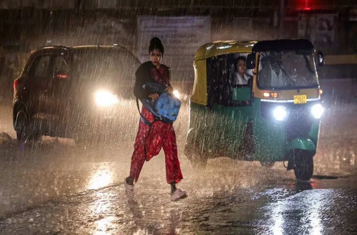  दिल्ली-NCR में तेज आंधी के साथ बारिश शुरू, भीषण गर्मी से मिली राहत; IMD का अलर्ट