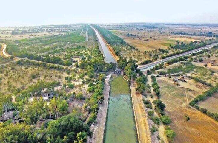 इंदिरा गांधी नहर का सच:रेगिस्तान का नाम सुनते ही मन में एक तस्वीर उभरती है कि दूर-दूर तक पसरे रेत के टीले और दूर-दूर तक सूखा. वैसे में रेगिस्तान की छाती को चीड़कर पानी निकालना को दूर सोचने मात्र से ही पसीना निकल आता है.
