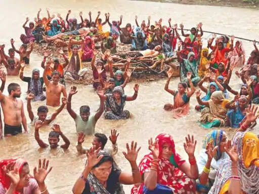 केन-बेतवा लिंक प्रोजेक्ट के विरोध में आदिवासी परिवारों का जल सत्याग्रह, मुआवजा और पुनर्वास पैकेज बढ़ाने की मांग