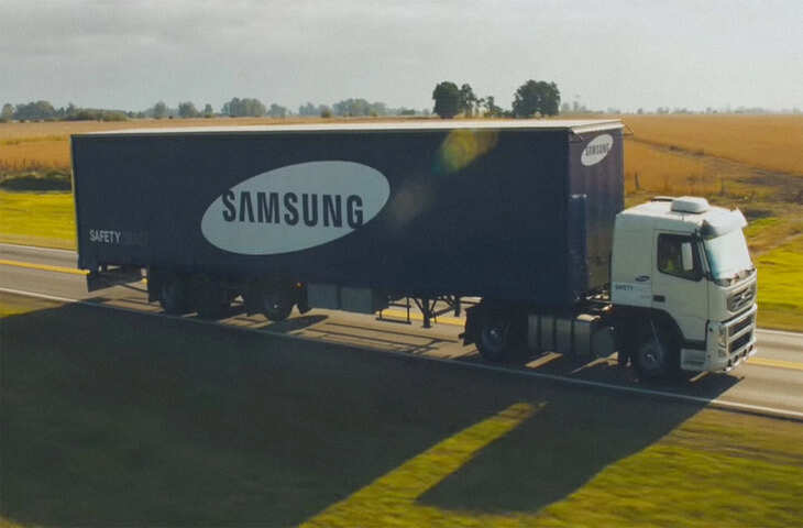 हाईवे पर चोर फ़िल्मी अंदाज में उड़ा ले गए 12 हजार Samsung स्मार्टफोन्स से भरा ट्रक, कंपनी को इतने करोड़ का लगा चूना&nbsp;