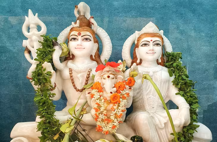 Mangla Gauri Vrat Katha: बिना कथा पाठ के अधूरा माना जाता है मंगला गौरी व्रत, जानें व्रत कथा और धार्मिक महत्व