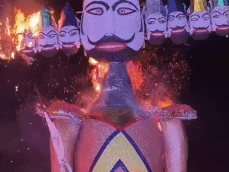 रीवा में विजयादशमी पर राजघराने में हुआ गद्दी पूजन, दशहरा मैदान में 56 फीट के रावण का दहन