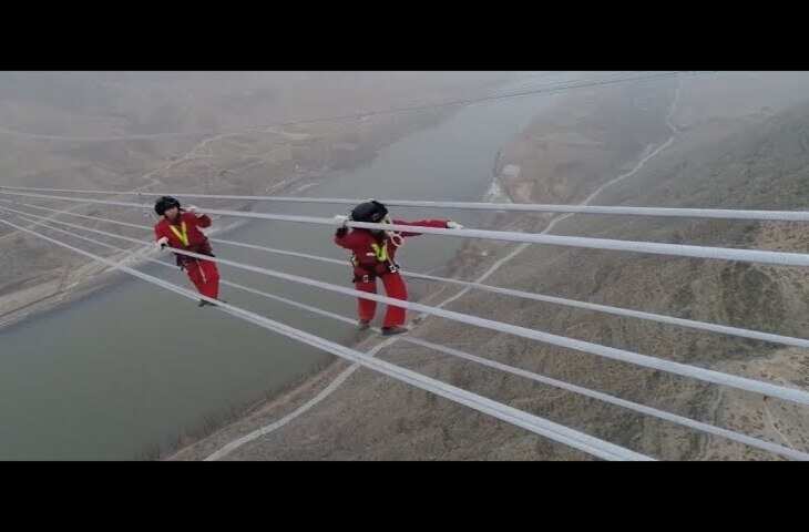 जहां सांसें भी थम जाएं, वहां चल रही है जिंदगी की लड़ाई; मजदूरों का यह VIDEO कर देगा भावु