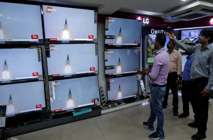 नए साल में&nbsp;Smart TV खरीदने वालों के लिए बुरी खबर! जनवरी से बढ़ने वाली है कीमतें, जाने क्या है वजह ?