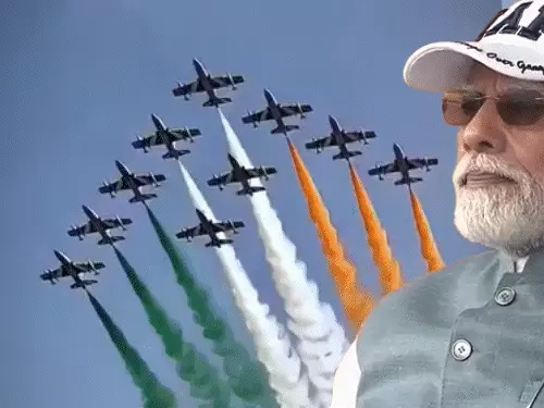वाराणसी के नमो घाट पर एयर शो में 100 से ज्यादा विमानों ने दिखाए हवाई करतब, पीएम मोदी ने किया &lsquo;जय हिंद&rsquo; का अभिवादन