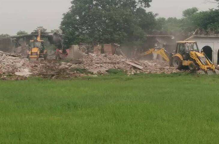 सिद्धार्थनगर में 40 साल पुराने मदरसे पर चला बुलडोजर, सरकारी जमीन पर बना था निर्माण; 6 बुलडोजरों से ध्वस्त