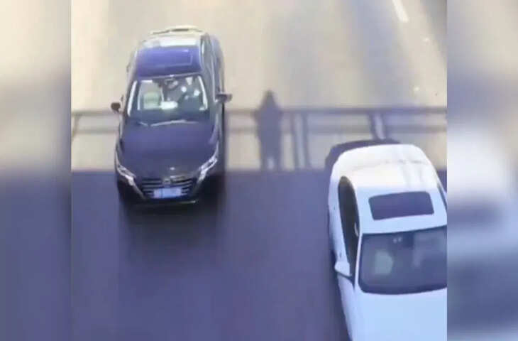 रोड पर अपनी परछाई के साथ खेल रहा था शख्स, फिर देखिए क्या हुआ&hellip;मजेदार है वीडियो