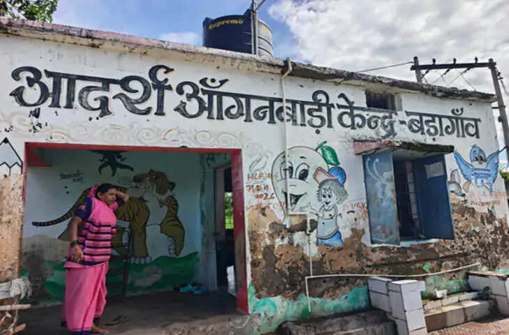 आदर्श आंगनबाड़ी में बदहाल व्यवस्था: फटी दरियों पर बैठने को मजबूर बच्चे, शौचालय और पोषण वाटिका भी नहीं