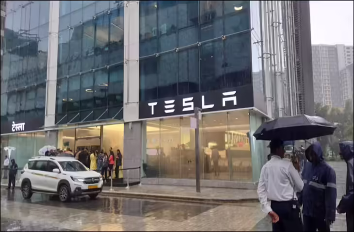 Tesla दिल्ली शोरूम में चमचमाती कारों की धमाल, देखें शोरूम के अंदर का एक्सक्लूसिव नज़ारा