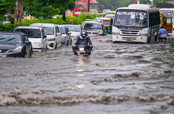 दिल्ली-NCR में तेज बारिश से मौसम सुहाना, IMD ने जारी किया रेड अलर्ट: कल भी भारी बारिश के आसार