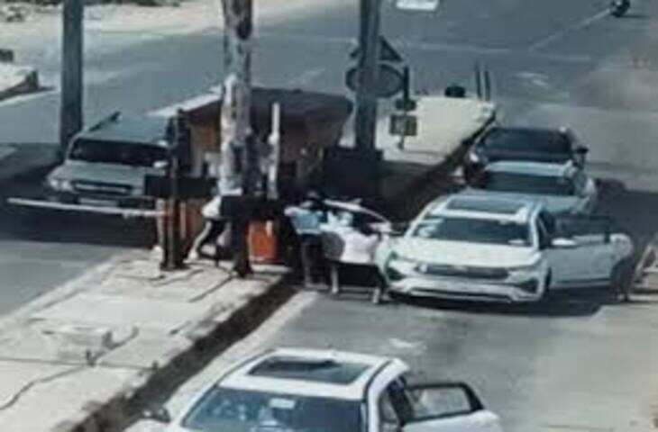 भाजपा विधायक के समर्थकों ने टोलकर्मियों को पीटा, कार पर बैरियर गिरने से हुआ विवाद, देखें वीडियो