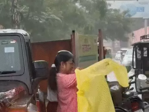 गोरखपुर में तेज बारिश, यूपी के 39 जिलों में अलर्ट; कानपुर में खुले गड्ढे में गिरा डिलीवरी बॉय, गोंडा के 15 गांव बाढ़ की चपेट में
