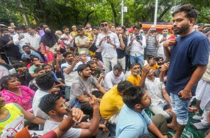 NEET पेपर लीक के विरोध में 20 दिन से प्रदर्शन जारी, वीडियो में जाने CJP फाउंडर अभिजीत दीपके ने पुलिस के पैर पकड़ मांगी टेंट लगाने की अनुमति