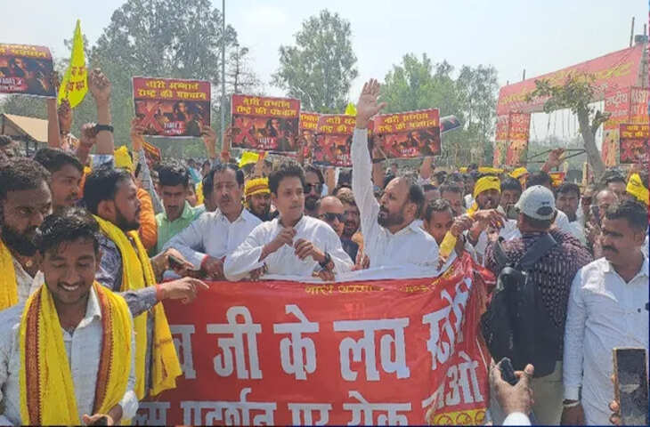 &lsquo;यादव जी की लव स्टोरी&rsquo; फिल्म पर यादव समाज में गहरा आक्रोश, हजारों लोगों ने निकाला विरोध मार्च