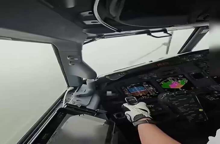 Viral Video: घने कोहरे में बोइंग 737 की खतरनाक लैंडिंग,&nbsp;जीरो विजिबिलिटी में ऐसा कारनामा देख पायलट की जमकर हो रही तारीफ़&nbsp;