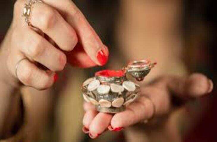 सिंदूर किस उंगली से लगाना सबसे शुभ माना जाता है? जानिए ज्योतिष और धार्मिक मान्यताओं का महत्व