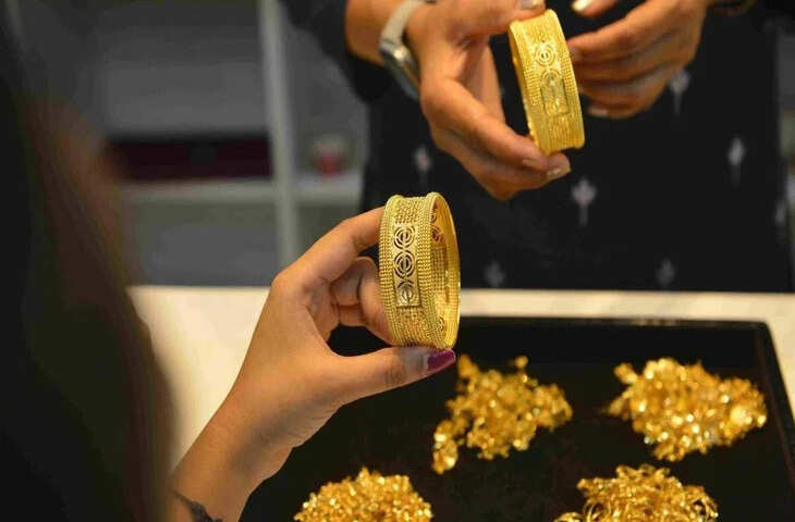 Gold Silver Price Today: सस्ता हुआ सोना-चांदी, लेकिन 22 कैरेट गोल्ड अब भी 1.42 लाख के ऊपर, देखें लेटेस्ट रेट