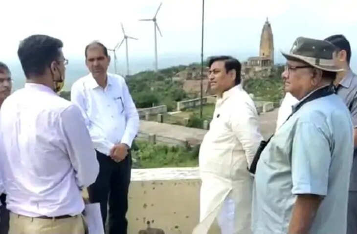 राज्य सरकार के शिक्षा एवं देवस्थान व पर्यटन विभाग मंत्री गोविन्द सिंह डोटासरा रविवार को दो दिवसीय दौरे पर सीकर आए। शिक्षा मंत्री ने सबसे पहले पर्वत पर 6 करोड़ रुपए की लागत से बन रही सड़क का अवलोकन किया। इसके बाद मंत्री ने हर्ष पर्वत पर बने भैरवनाथ मंदिर और शिव मंदिर में पूजा अर्चना की। इस दौरान मंत्री ने मंदिर के पुजारियों से व्यवस्थाओं के बारे में जानकारी ली। मंत्री ने वन विभाग, पर्यटन, सार्वजनिक निर्माण विभाग के अधिकारियों को हर्ष पर्वत पर पर्यटन विकास की विपुल संभावनाओं को देखते हुए यहां पर सड़क, छाया, पार्किंग, कैंटीन आदि की सुविधा और मंदिर के जीणोद्धार जैसे विकास कार्यों की योजना बनाने के निर्देश दिए। फिलहाल शिक्षा मंत्री लक्ष्मणगढ़ विधानसभा क्षेत्र में चल रहे विकास कार्यों का लोकार्पण एवं शिलान्यास कर रहे हैं।  शिक्षा मंत्री गोविन्द सिंह डोटासरा ने बताया कि राजस्थान सरकार ने शेखावाटी क्षेत्र में पर्यटन विकास के लिए शेखावाटी सर्किट की घोषणा बजट में मुख्यमंत्री ने की थी। जिसको लेकर वर्तमान में कार्य योजना तैयार की जा रही है। हर्ष पर्वत की सबसे पहले लगभग 6 करोड़ रूपये की लागत से सड़क बन रही है जिससे लोगों को मंदिर तक भैंरवनाथ के दर्शन करने के लिए आवागमन में सुविधा मिलेगी। इसके साथ ही हर्ष पर्वत पर पर्यटन विकास के लिए अन्य विकास कार्यों का एसटीमेंट तैयार किया जा रहा है, जिसकी वित्तीय स्वीकृति एक सप्ताह के अन्दर वित्त विभाग को शेखावाटी सर्किट में लगभग 100 करोड़ रुपए है उसकी कार्य योजना भिजवाई जाएगी।  डोटासरा ने बताया कि हर्ष पर्वत पर वन विभाग का गेस्ट हाऊस बना हुआ है, जिसमें सभी व्यवस्थाएं सूचारू है। ऎसी व्यवस्थाएं आम लोगों के लिए भी हो, जिसके लिए करीब 8 करोड़ रुपए की राशि हर्ष पर्वत पर विकास कार्यों के लिए व्यय की जाएगी। हर्ष पर्वत पर यदि रोपवे की व्यवस्था होंगी तो हम इसकी जांच करवाकर कोई कम्पनी आती है तो यहां पर पीपीपी मोड पर रोपवे की व्यवस्था की जायेगी जिससे ज्यादा से ज्यादा पर्यटक और श्रृद्धालुओं को मंदिर तक पहुंचने में आसानी रहेगी।  इस दौरान जिला कलेक्टर अविचल चतुर्वेदी, एसडीएम सीकर गरिमा लाटा, पीआरओ पूरणमल, उपवन संरक्षक भींमाराम चौधरी, अधीक्षण अभियन्ता जलदाय चुन्नी लाल, पीडब्ल्यूडी सायरमल मीणा, सहायक निदेशक पर्यटन देवेन्द्र चौधरी, सहायक पर्यटन अधिकारी आनंद भारद्वाज सहित संबंधित विभागीय अधिकारी उपस्थित रहें।