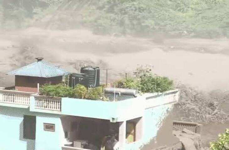 चारों तरफ तबाही के बीच खड़ा रहा घर, बालकनी में दिखे 3 लोग; वायरल वीडियो ने मचाई सनसनी
