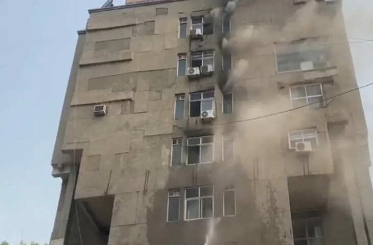 गाजियाबाद में व्यावसायिक इमारत में भीषण आग लग गई