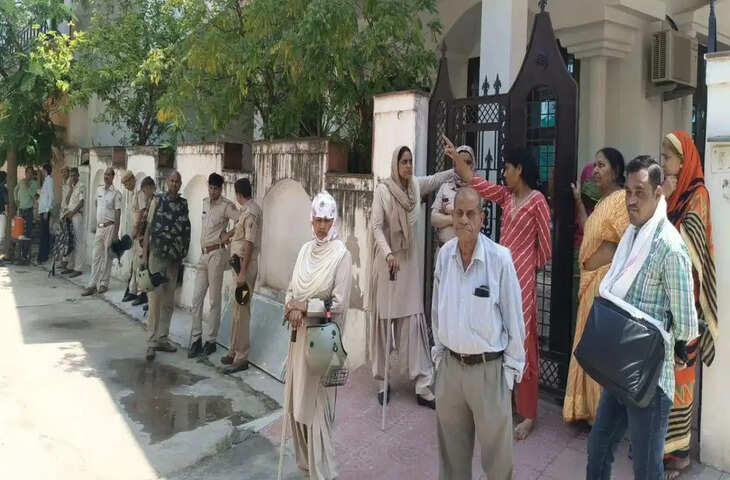 अलवर में पुलिस सुरक्षा के बीच जल कनेक्शन बहाल, वीडियो में जानें एक साल से पानी संकट झेल रहे परिवार को राहत