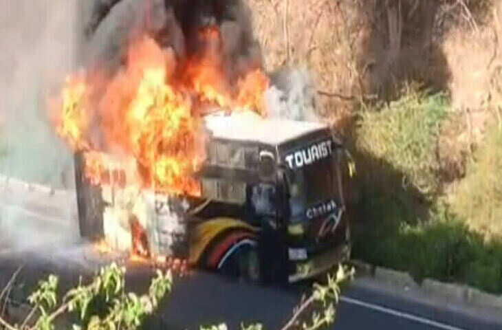 उदयपुर में चलती बस बनी आग का गोला, वीडियो में देंखे हाईवे पर मचा हड़कंप