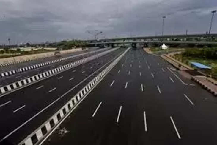 Indore बायपास पर सात किमी हिस्से में बनाएंगे फोरलेन सर्विस मॉडल रोड, ट्रैफिक दबाव को देखते हुए 95 करोड़ से होगा बायपास का सुधार, अधिकारियों ने किया दौरा