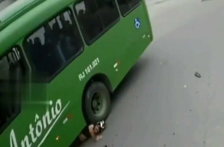 लगभग बस के पहिए के नीचे आ गया था सिर, फिर हुआ चमत्कार और बच गई बंदे की जान