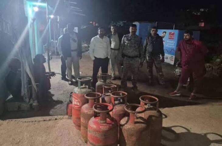 सिगरेट जलाने के लिए माचिस जलाई, LPG सिलेंडर में ब्लास्ट; गैस एजेंसी का कर्मचारी 70% झुलसा, कमरे की दीवार गिरी