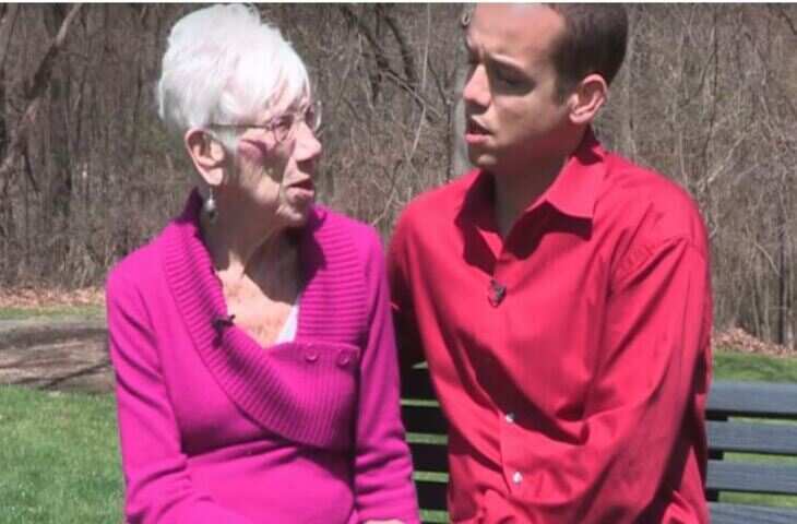 प्यार कब, कहां और किससे हो जाए, यह कोई नहीं जानता। अक्सर कहा जाता है कि प्यार ना उम्र देखता है, ना जात-पात और ना ही रिश्तों की दीवारें। लेकिन जब यह प्यार किसी असामान्य रिश्ते में तब्दील हो जाए, तो लोग चौंक जाते हैं। अर्जेंटीना से सामने आई एक ऐसी ही अनोखी शादी ने पूरी दुनिया को हैरान कर दिया है, जहां 23 साल के युवक ने 91 वर्षीय बुज़ुर्ग महिला से शादी कर ली। इस शादी की वजह जितनी चौंकाने वाली है, उससे भी ज्यादा हैरान करने वाला था इसका अंत, जिसने युवक के भविष्य को संकट में डाल दिया।  शादी का अनोखा प्रस्ताव यह घटना अर्जेंटीना के एक कस्बे की है, जहां 23 वर्षीय युवक कानून की पढ़ाई कर रहा था। उसकी आर्थिक स्थिति बेहद खराब थी, जिससे उसकी पढ़ाई प्रभावित हो रही थी। वह अपनी मां और भाई के साथ रहता था। इन्हीं हालातों में उसके जीवन में आई 91 साल की एक बुज़ुर्ग महिला, जो कि उसके घर में ही साथ रहती थी। महिला को सरकार से नियमित पेंशन मिलती थी।  महिला ने युवक को एक अजीबोगरीब प्रस्ताव दिया &ndash; उसने कहा कि यदि युवक उससे शादी कर लेता है, तो वह उसकी पढ़ाई का पूरा खर्च उठाएगी और मरने के बाद उसकी पेंशन भी युवक को मिलेगी। बुज़ुर्ग महिला ने यह भी कहा कि चूंकि वह अकेली है और उसके पास कोई वारिस नहीं है, इसलिए वह चाहती है कि उसकी मौत के बाद उसका जीवनसाथी उसकी पेंशन का हकदार बने।  युवक ने स्वीकार किया प्रस्ताव युवक के लिए यह प्रस्ताव किसी 'गोल्डन चांस' जैसा था। आर्थिक परेशानियों से जूझ रहे युवक ने बिना ज्यादा विचार किए इस प्रस्ताव को स्वीकार कर लिया और दोनों ने कोर्ट मैरिज कर ली। यह खबर जब स्थानीय मीडिया तक पहुंची तो लोगों के बीच खलबली मच गई। सोशल मीडिया पर भी इस अनोखी जोड़ी की तस्वीरें वायरल होने लगीं और इस शादी को लेकर तरह-तरह की प्रतिक्रियाएं आने लगीं।  हनीमून पर हुआ हादसा शादी के कुछ ही दिनों बाद दोनों हनीमून पर गए। लेकिन वहां जो हुआ, उसने युवक की जिंदगी को झकझोर कर रख दिया। रिपोर्ट के मुताबिक, जब युवक अपनी पत्नी के साथ शारीरिक संबंध बनाने की कोशिश कर रहा था, तभी महिला की अचानक तबीयत बिगड़ गई और उसने मौके पर ही दम तोड़ दिया। डॉक्टरों ने पुष्टि की कि महिला की मृत्यु हार्ट अटैक से हुई।  पेंशन पाने की कोशिश बनी मुसीबत महिला की मौत के बाद युवक ने पेंशन विभाग से संपर्क किया और अपनी पत्नी की पेंशन अपने नाम ट्रांसफर कराने की कोशिश की। लेकिन अधिकारियों को युवक की मंशा पर शक हुआ। जांच के दौरान यह सामने आया कि युवक ने संभवतः महिला की संपत्ति और पेंशन पाने के लिए यह शादी की थी।  हालांकि युवक ने पुलिस या अधिकारियों के सामने यह सफाई दी कि उसकी मंशा गलत नहीं थी और उसने केवल महिला की मदद और अपने भविष्य को सुरक्षित करने के लिए यह कदम उठाया था। लंबे पूछताछ के बाद यह तय हुआ कि महिला की मृत्यु स्वाभाविक थी और युवक को किसी तरह का अपराधी नहीं ठहराया जा सकता।  जेल से तो बचा, लेकिन बना चर्चा का विषय गनीमत यह रही कि युवक को जेल नहीं जाना पड़ा, लेकिन उसकी जिंदगी पर यह घटना एक गहरा प्रभाव छोड़ गई। एक तरफ जहां लोग उसकी नीयत पर सवाल उठा रहे हैं, वहीं दूसरी तरफ कुछ लोग यह भी कह रहे हैं कि उसने सिर्फ परिस्थिति के दबाव में आकर यह निर्णय लिया था।  इस घटना ने समाज में प्यार, उम्र, और स्वार्थ जैसे मुद्दों पर एक नई बहस छेड़ दी है। क्या किसी बुज़ुर्ग महिला से शादी करना केवल लाभ के लिए सही है? या फिर यह महज़ एक आर्थिक मजबूरी थी, जिसे युवक ने अपने भविष्य के लिए चुना?  निष्कर्ष यह मामला जितना विचित्र है, उतना ही भावनात्मक और सामाजिक पहलुओं से जुड़ा हुआ भी है। एक ओर जहां यह कहानी "प्यार की कोई उम्र नहीं होती" को साबित करती है, वहीं दूसरी ओर यह भी दिखाती है कि आर्थिक मजबूरी इंसान से कैसी-कैसी निर्णय करवा सकती है।  भले ही यह शादी कानूनी रूप से वैध थी, लेकिन इसकी नैतिकता पर आज भी सवाल उठ रहे हैं। इस कहानी ने पूरी दुनिया को यह सोचने पर मजबूर कर दिया है कि क्या वास्तव में प्यार हर बंधन से परे होता है, या फिर कभी-कभी यह सिर्फ एक सौदा बन कर रह जाता है।