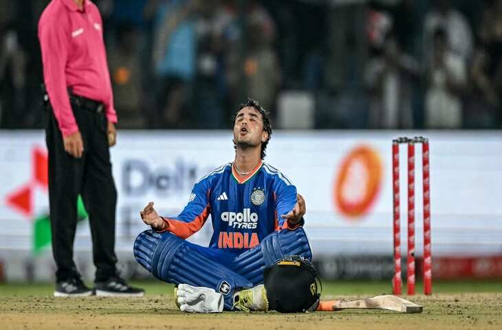Abhishek Sharma:&nbsp;अभिषेक शर्मा का तूफानी शतक, 11&nbsp;छक्कों से रचा इतिहास;&nbsp;बेटे की पारी देख पिता भी हुए हैरान