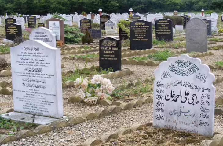 पाकिस्तान में महंगाई का कहर: कब्रिस्तान तक पहुंची आर्थिक तंगी, कफन हुआ &lsquo;लग्जरी आइटम&rsquo;