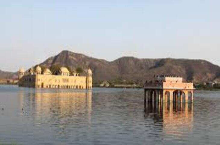  पश्चिमी भारतीय राज्य राजस्थान में मानव बस्ती का इतिहास लगभग 100,000 साल पहले का है। लगभग 5000 से 2000 ईसा पूर्व राजस्थान के कई क्षेत्र सिंधु घाटी सभ्यता के स्थल के रूप में थे । कालीबंगन राजस्थान का प्रमुख सिंधु स्थल है, यहाँ अग्नि वेदियाँ पाई गई हैं, लोथल में पाई गईं वेदियों के समान ।&nbsp;