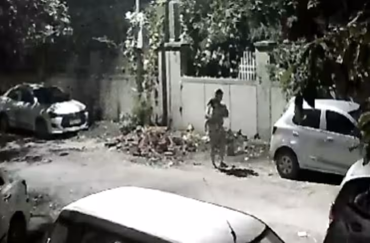  अंधेरी सड़क पर कूड़ा फेंक रहा था शख्स, तभी आई आवाज- ओ भाई, इधर आओ, फिर जो हुआ देखकर हो जाएंगे हैरान