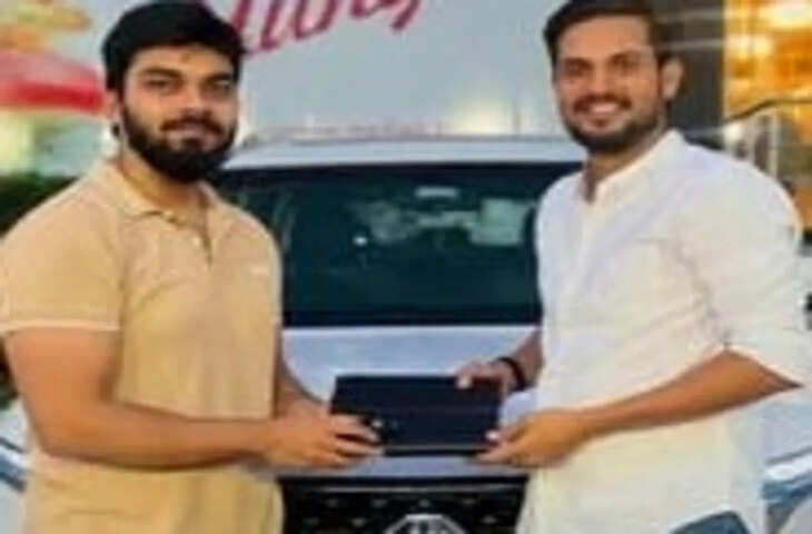 कॉर्पोरेट दुनिया में अप्रेजल का इंतजार हर कर्मचारी को रहता है। बेहतर प्रदर्शन के बदले मिलने वाली सैलरी बढ़ोतरी और प्रमोशन कर्मचारियों के लिए किसी बड़ी उपलब्धि से कम नहीं होते। इन दिनों एक कर्मचारी की अप्रेजल से जुड़ी कहानी सोशल मीडिया पर चर्चा का विषय बनी हुई है, जिसने न सिर्फ उसे खुश कर दिया बल्कि पूरे ऑफिस का माहौल भी उत्साह से भर दिया।  अप्रेजल का मिला खास सरप्राइज  बताया जा रहा है कि कर्मचारी प्रत्यूष को कंपनी की ओर से ऐसा अप्रेजल मिला, जिसकी उसे उम्मीद नहीं थी। अप्रेजल की जानकारी मिलने के बाद उसकी खुशी का ठिकाना नहीं रहा। यह पल उसके लिए किसी सुखद सरप्राइज से कम नहीं था।  प्रत्यूष ने भी अपनी प्रतिक्रिया देते हुए कहा कि वह इस अप्रत्याशित सरप्राइज से बेहद खुश हैं और कंपनी द्वारा उनके काम को मिली पहचान उनके लिए काफी मायने रखती है।  ऑफिस में खुशी का माहौल  प्रत्यूष की इस उपलब्धि से उनके सहकर्मी भी काफी उत्साहित नजर आए। ऑफिस के अन्य कर्मचारियों ने उनकी सफलता पर खुशी जताई और उन्हें बधाई दी। कई कर्मचारियों का मानना है कि मेहनत और समर्पण का फल जरूर मिलता है।  इस घटना के बाद ऑफिस में अप्रेजल को लेकर सकारात्मक माहौल बन गया है और दूसरे कर्मचारी भी आने वाले दिनों में बेहतर मूल्यांकन की उम्मीद कर रहे हैं।  सोशल मीडिया पर भी चर्चा  जैसे ही यह कहानी सोशल मीडिया पर सामने आई, लोगों ने प्रत्यूष को शुभकामनाएं देना शुरू कर दिया। कई यूजर्स ने इसे कर्मचारियों की मेहनत को पहचान देने का अच्छा उदाहरण बताया।  एक यूजर ने लिखा, "जब मेहनत की सही कद्र होती है तो काम करने का उत्साह और बढ़ जाता है।" वहीं दूसरे ने कहा, "ऐसी खबरें कर्मचारियों को प्रेरित करती हैं कि लगन से किया गया काम कभी बेकार नहीं जाता।"  मेहनत का मिला इनाम  प्रत्यूष की कहानी यह बताती है कि कार्यस्थल पर समर्पण और निरंतर मेहनत को आखिरकार पहचान मिलती है। उनकी खुशी और सहकर्मियों का उत्साह इस बात का संकेत है कि सकारात्मक कार्य संस्कृति कर्मचारियों के मनोबल को बढ़ाने में महत्वपूर्ण भूमिका निभाती है।  फिलहाल यह कहानी सोशल मीडिया पर लोगों का ध्यान खींच रही है और कई कर्मचारी इसे प्रेरणादायक उदाहरण के रूप में देख रहे हैं।