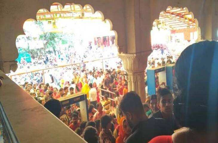 वीडियो में देखिए शादी की मेहंदी के लिए मंदिर पहुंचा जनसैलाब, मची भगदड़ जैसी स्थिति!
