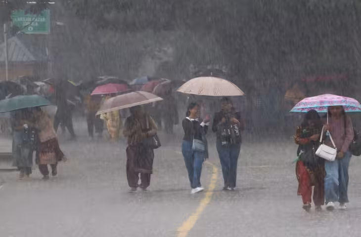हिमाचल में मॉनसून का कहर! 800 करोड़ का नुकसान, 140 से ज्यादा मौतें; 300 घर तबाह