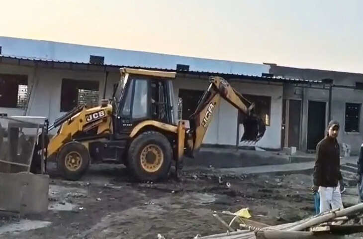 स्कूल को बताया मदरसा, पंचायत ने चला दिया बुलडोजर&hellip; बैतूल में मच गया हंगामा