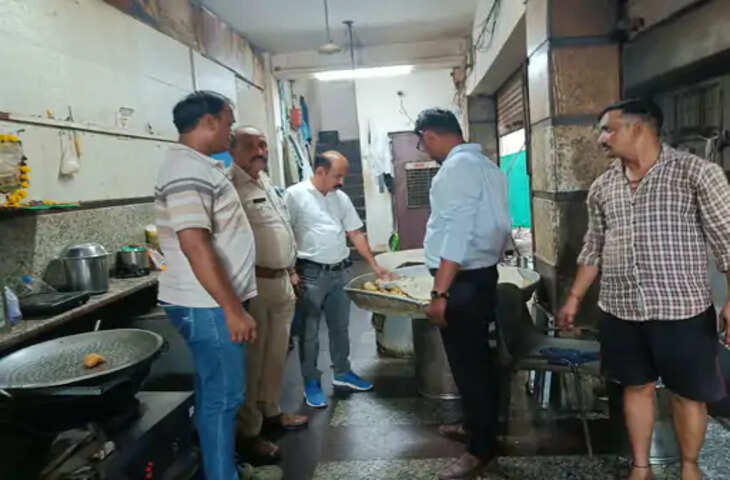 रक्षाबंधन से पहले मुरैना में खाद्य विभाग की कार्रवाई, 6 मिठाई दुकानों से लिए सैंपल; रिपोर्ट के बाद होगी कार्रवाई