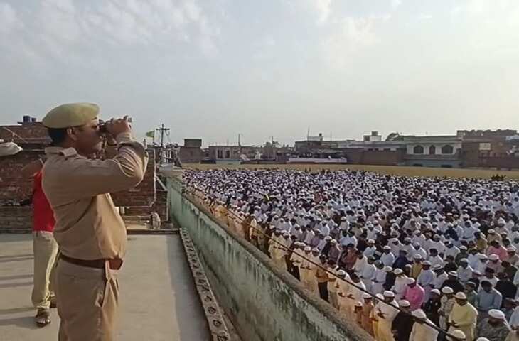 यूपी में धूमधाम से मनाई जा रही बकरीद: ताजमहल परिसर में 5 हजार नमाजियों ने अदा की नमाज, विदेशी पर्यटक भी हुए शामिल