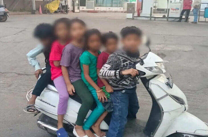 मौत को दावत देता स्कूटर! 6 बच्चों को एक साथ बैठाकर निकला मासूम, तस्वीर देख भड़के यूजर्स&nbsp;