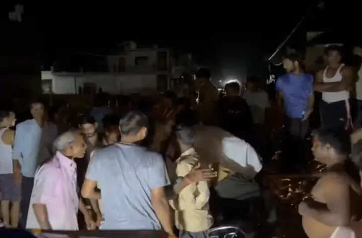सीतापुर में बिजली संकट पर भड़का जनआक्रोश: देर रात सड़क पर उतरे लोग, विद्युत विभाग के खिलाफ किया जोरदार प्रदर्शन