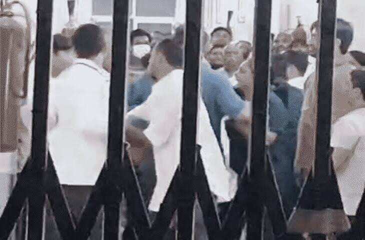 मेडिकल कॉलेज के डॉक्टरों ने तीमारदारों को पीटा: गोरखपुर में शव का पोस्टमार्टम कराना चाहते थे परिजन, नाराज हो गए डॉक्टर