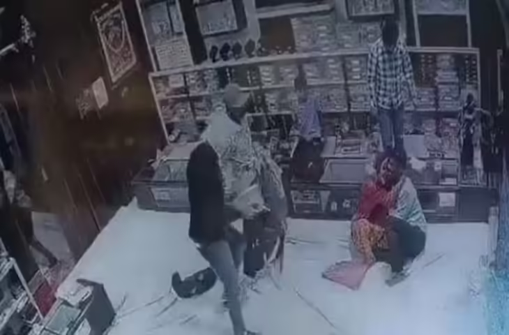 Jaipur के बगरू में नकाबपोश बदमाशों ने ज्वेलरी शॉप पर डाका डाला, गोलियां चलाकर बाइक से फरार हुए बदमाश