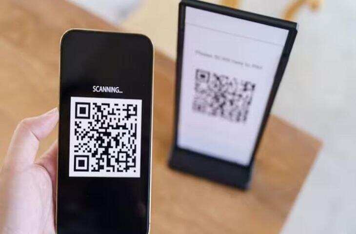 QR Code Fraud Alert: असली और नकली QR Code की पहचान करें, वरना स्कैन करते ही उड़ सकते हैं पैसे​​​​​​​