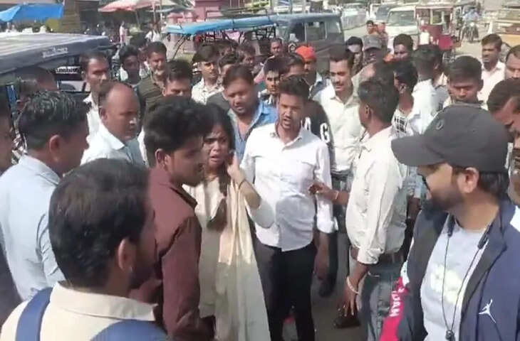 प्रेमिका की शादी पर लवर ने बीच सड़क पर किया हाईवोल्टेज ड्रामा, देखें वायरल वीडियो